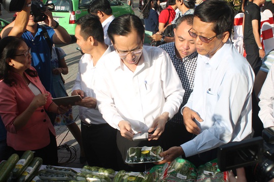 
Ông Lê Thanh Liêm, Phó Chủ tịch UBND TP HCM trải nghiệm quét mã vạch truy xuất nguồn gốc rau trên điện thoại
