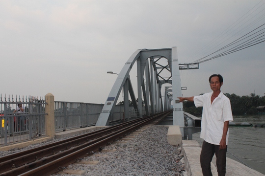 
Anh Huỳnh Ngọc Sơn - 1 trong 2 người hùng cầu Ghềnh - đứng bên cây cầu Ghềnh mới được xây dựng lại tương tự cây cầu cũ
