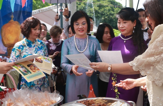 Cận cảnh Phu nhân Thủ tướng dự Lễ hội vàng ASEAN - Ảnh 10.