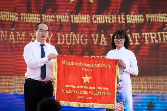 Bí thư Thành ủy đánh trống khai giảng tại trường Lê Hồng Phong - Ảnh 11.