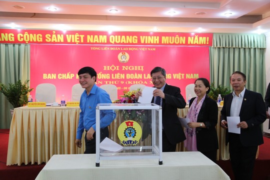 
Bỏ phiếu bầu bổ sung 8 ủy viên Ban Chấp hành Tổng LĐLĐ Việt Nam (khóa XI)
