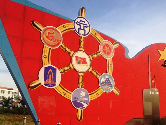 
Bức phù điêu có hình dáng một chiếc bánh lái nối biểu tượng của 6 tỉnh thành phố, logo của đơn vị Lữ đoàn 189 ở giữa nối với 6 cánh.
