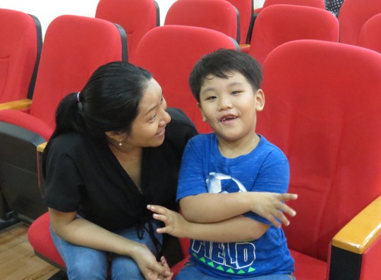 Giúp 2 bé khiếm thính nghe, nói lại bình thường - Ảnh 1.