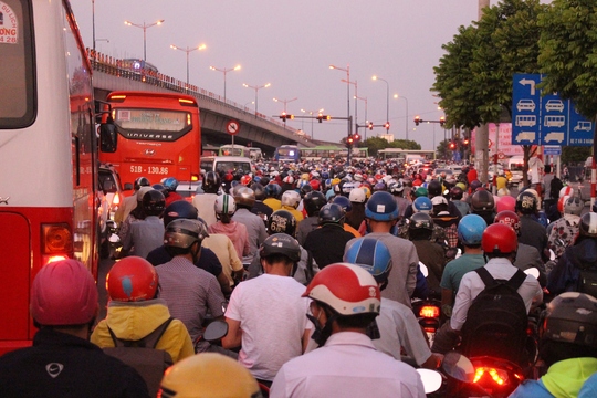 Chiều 8-3, ngã tư Thủ Đức ùn ứ giao thông nghiêm trọng.