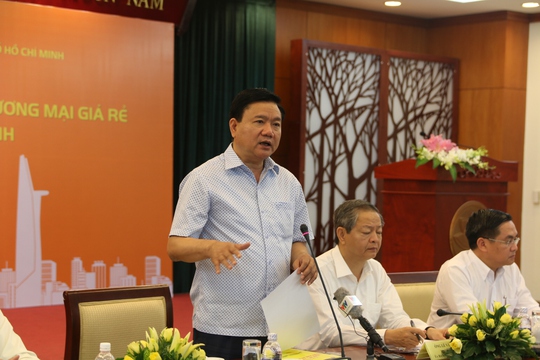 Bí thư Thành uỷ TP HCM Đinh La Thăng kêu gọi các doanh nghiệp giảm giá thành nguyên liệu để xây nhà ở xã hội.