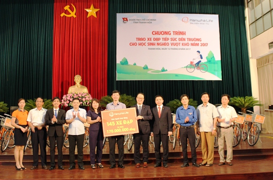 Trao 145 xe đạp cho học sinh nghèo hiếu học - Ảnh 1.