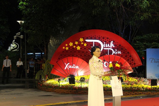 
Phó Chủ tịch UBND TP Nguyễn Thị Thu phát biểu khai mạc đường hoa Nguyễn Huệ năm 2017. Ảnh: Bảo Nghi
