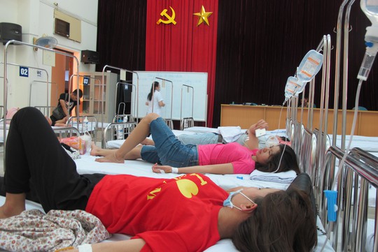Quá tải, hội trường thành phòng bệnh điều trị sốt xuất huyết - Ảnh 1.