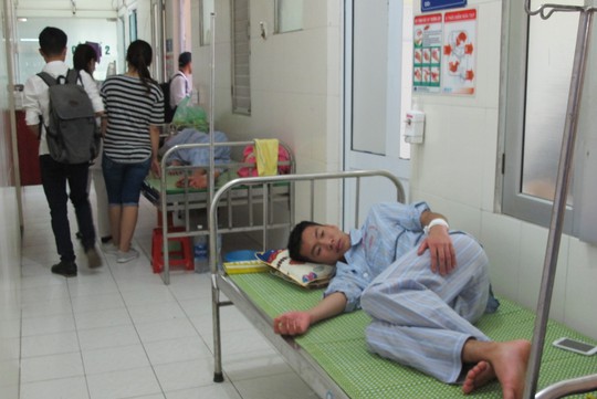 Quá tải, hội trường thành phòng bệnh điều trị sốt xuất huyết - Ảnh 12.