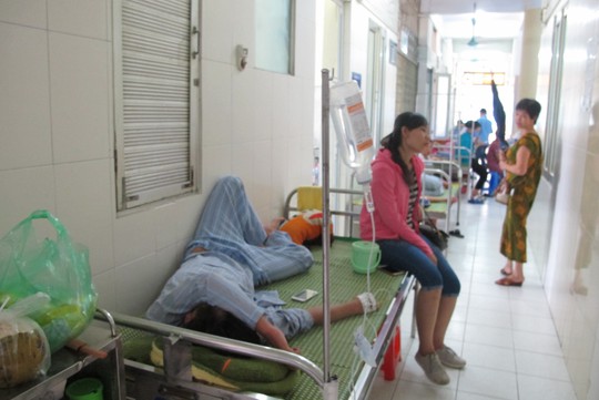 Quá tải, hội trường thành phòng bệnh điều trị sốt xuất huyết - Ảnh 10.