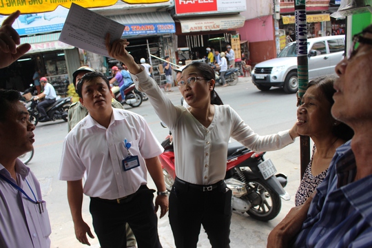 
Nữ phó chủ tịch UBND quận 10 Nguyễn Thu Nga dẫn đầu đoàn liên ngành lập lại trật tự vỉa hè trên nhiều tuyến phố.
