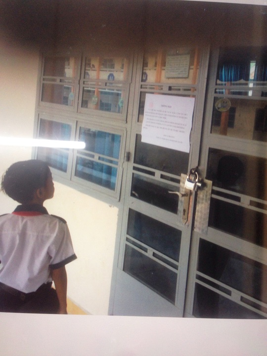 Học sinh ngơ ngác khi bị đóng cửa lớp học
