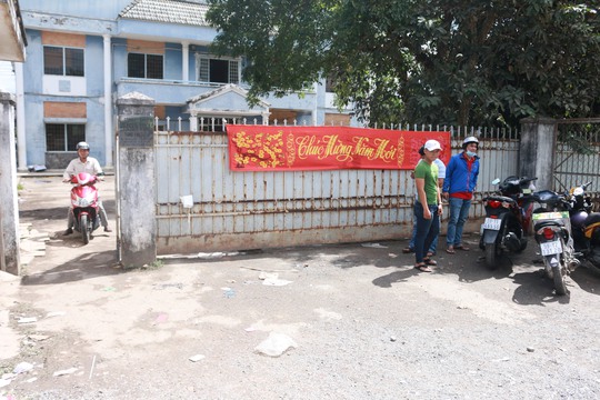 
Đến trưa ngày 26-1, công nhân Công ty TNHH Tasko Vina đã nhận tiền tạm ứng từ công ty và tiền hỗ trợ từ LĐLĐ huyện Hóc Môn
