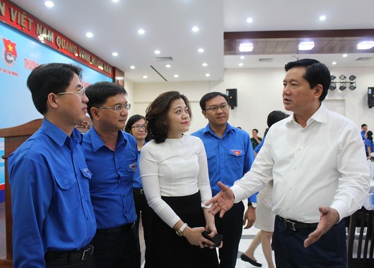 
Bí thư Thành ủy TP HCM Đinh La Thăng (bìa phải) trao đổi với cán bộ đoàn ngày 10-2
