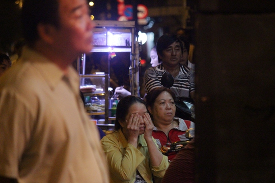 
Người phụ nữ che mắt lại khi xem 1 phân đoạn kịch tính trong vở diễn Thạch Kim Huê đả hổ. Các diễn viên của đoàn kịch Trương Mình đã cùng nhau thực hiện vở diễn này.

