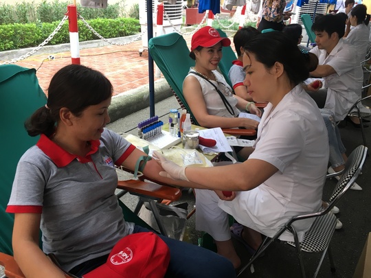 600 cựu học sinh hiến máu cứu nạn nhân TNGT - Ảnh 1.