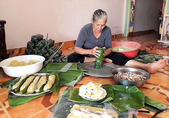 
Má chồng tôi với nghề làm bánh tét
