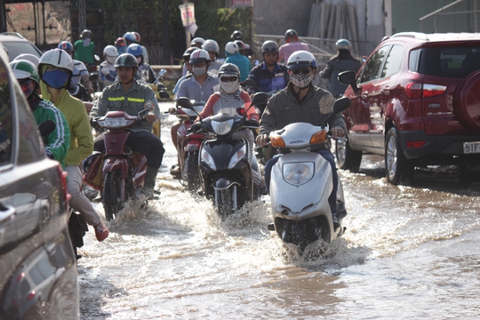 Vỡ ống nước gây ngập nặng đường bên dưới dạ cầu Sài Gòn