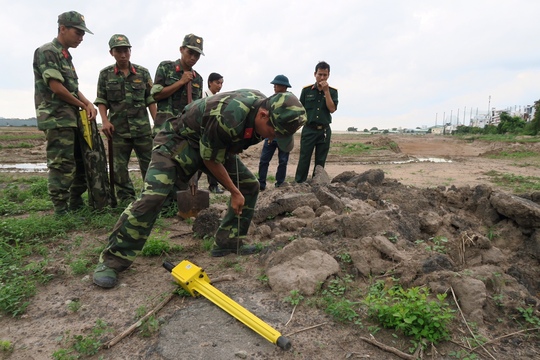 Tiếp tục tìm kiếm mộ liệt sĩ ở sân bay Tân Sơn Nhất - Ảnh 1.