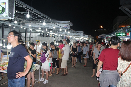 Chợ đêm Phú Quốc đón khách du lịch tấp nập trở lại - Ảnh 5.