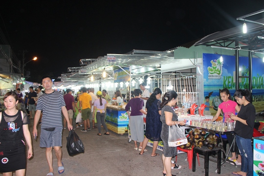 Chợ đêm Phú Quốc đón khách du lịch tấp nập trở lại - Ảnh 7.