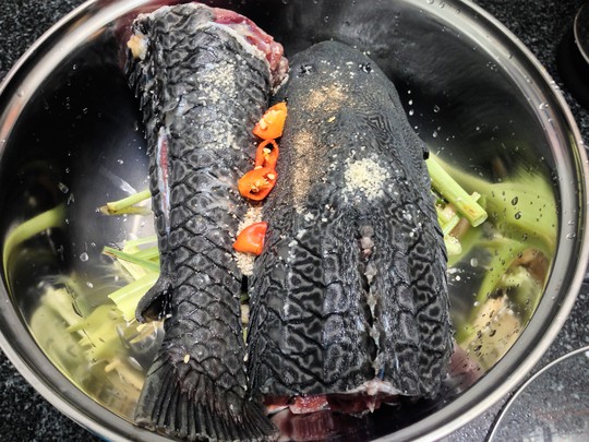 Cá lau kính hấp sả: Món khoái khẩu của dân nhậu - Ảnh 2.