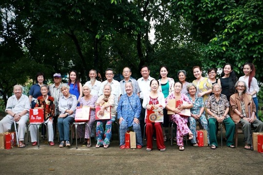 
CLB Nữ nghệ sĩ TPHCM chúc tết các nghệ sĩ lão thành tại Khu dưỡng lão Nghệ sĩ TP HCM

