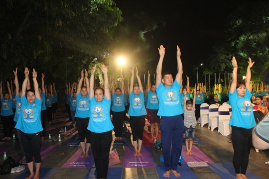 Màn trình diễn Yoga của 4.000 người trên phố đi bộ Hồ Gươm - Ảnh 4.