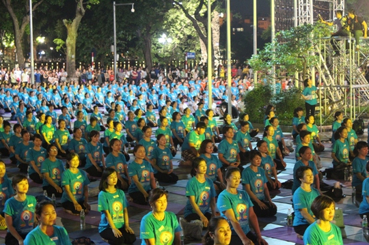 Màn trình diễn Yoga của 4.000 người trên phố đi bộ Hồ Gươm - Ảnh 11.