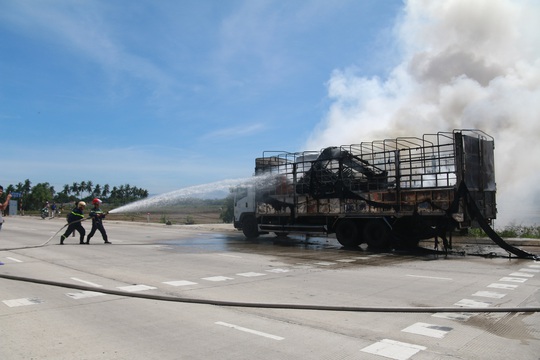 Nghẹt thở xem tài xế điều khiển xe tải bốc cháy ngùn ngụt - Ảnh 3.