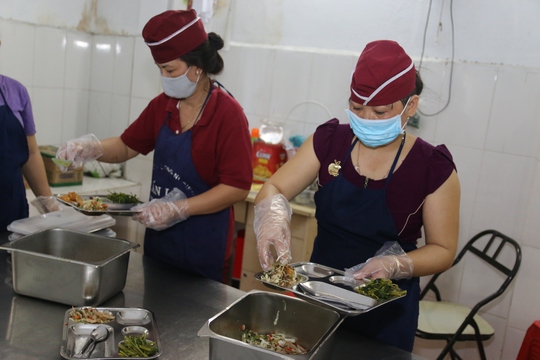 Cần đưa bữa ăn giữa ca vào luật
