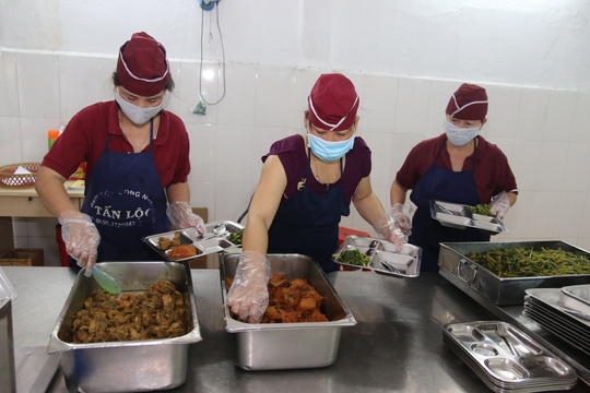 
Bữa ăn giữa ca cho người lao động được nhiều doanh nghiệp quan tâm
