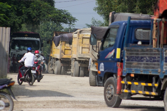 Bà Rịa - Vũng Tàu: Người dân đem đá chặn xe tải băm đường - Ảnh 1.