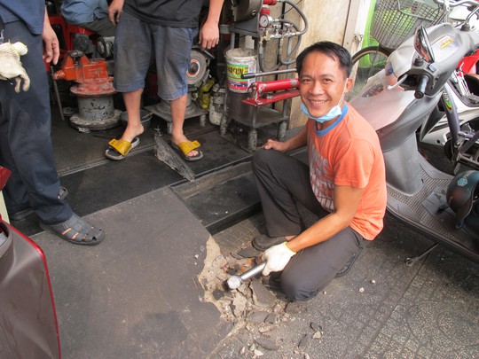 
Người dân vui vẻ tự đập bỏ phần xây trái phép
