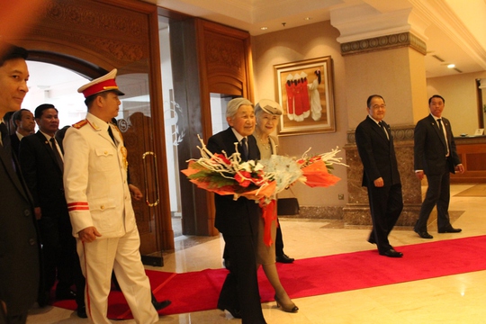 
Nhà vua và Hoàng hậu tới một khách sạn 5 sao ở Hà Nội - Ảnh: D.Ngọc
