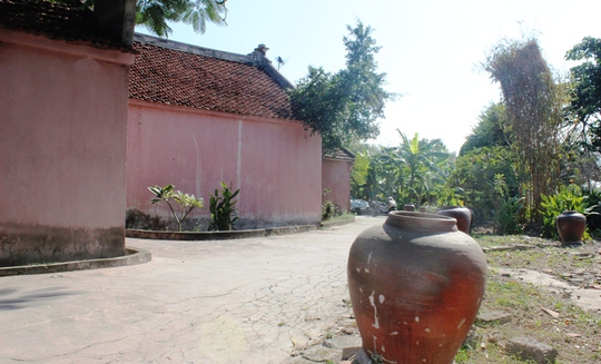 
Làng Việt cổ - Cố Viên Lầu nằm cạnh danh thắng Tam Cốc - Bích động nên rất thuận lợi cho du khách tới vãn cảnh, tham quan vùng đất cố đô xưa
