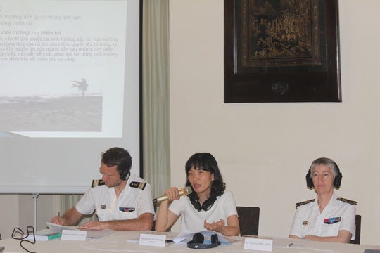 
Ông Jéroome Chardon (bìa trái), bà Đoàn Thị Tuyết Nga (giữa) và Phó Đô đốc Anne Cullerre (phải) tại hội thảo An ninh Môi trường. Ảnh: Thu Hằng
