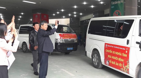 
Viện trưởng Viện Huyết học- Truyền máu Trung ương, GS Nguyễn Anh Trí tiễn các bệnh nhân lên xe về nhà đón tết cùng người thân

 

