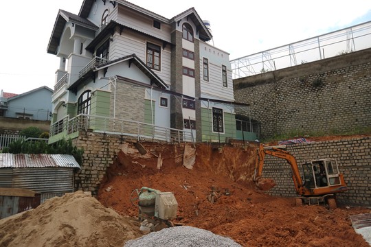 Đà Lạt: Đang thi công bỗng sập taluy nhà, 1 người tử vong - Ảnh 2. Đà Lạt: Đang thi công bỗng sập taluy nhà, 1 người tử vong - Ảnh 2.
