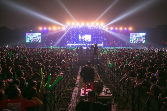 20.000  khán giả đốt cháy sân khấu liveshow Noo Phước Thịnh in Hanoi - Ảnh 6.