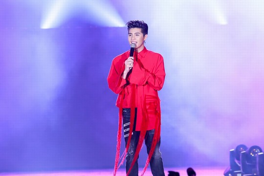 20.000  khán giả đốt cháy sân khấu liveshow Noo Phước Thịnh in Hanoi - Ảnh 1.