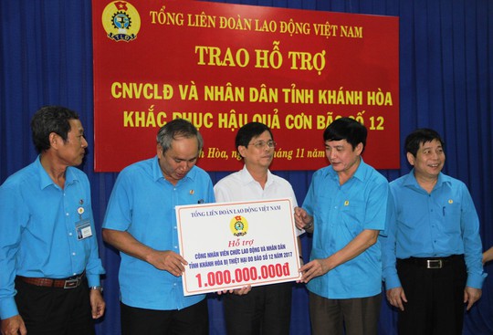 Công đoàn cả nước hướng về nạn nhân bão số 12 - Ảnh 3.