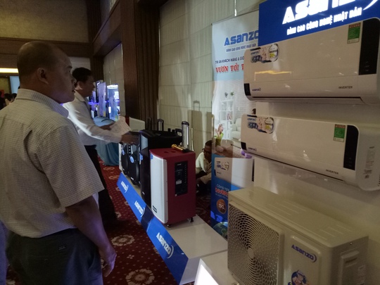 Người dùng tìm hiểu các sản phẩm máy lạnh mới của Asanzo. Ảnh: Chánh Trung.