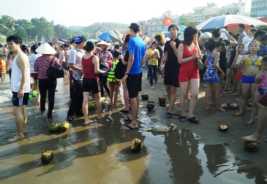 
Bãi biển Sầm Sơn ngập tràn rác thải dưới chân khách du lịch (anh do du khách Nguyễn Văn Phú - Hà Nội cung cấp)
