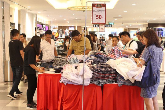 Dân Việt cũng chen lấn mệt mỏi trong ngày Black Friday - Ảnh 8.