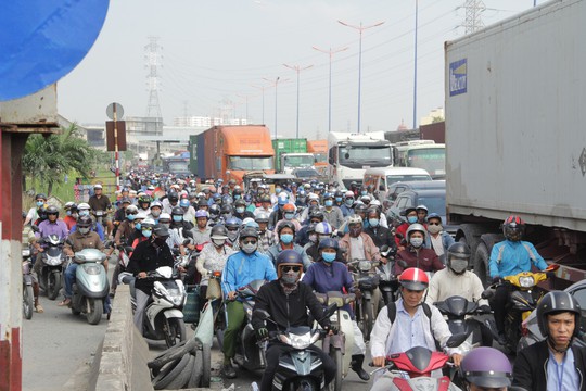 Bơ phờ nhích từng chút trên xa lộ Hà Nội - Ảnh 2.