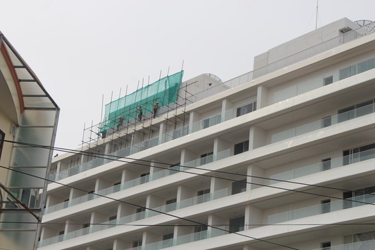 Đang “cắt ngọn” khách sạn 5 sao xây vi phạm ở Phú Quốc - Ảnh 1.