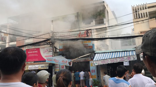 VIDEO xe tải tông sập cửa cứu căn nhà rực lửa ở Sài Gòn - Ảnh 5.
