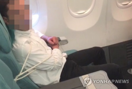 Người đàn ông 35 tuổi bị trói vì gây rối trên chuyến bay của hãng hàng không Korean Air cuối năm 2016. Ảnh: Yonhap