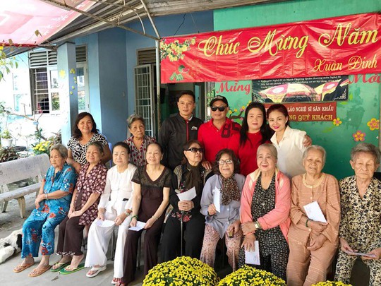 Các nghệ sĩ trong CLB Sân khấu Hoa Lan Trắng thăm và trao quà các nghệ sĩ lão thành tại Khu Dưỡng lão NS TPHCM, tiếp tục nhân rộng hiệu quả quỹ Sầu nữ Út Bạch Lan